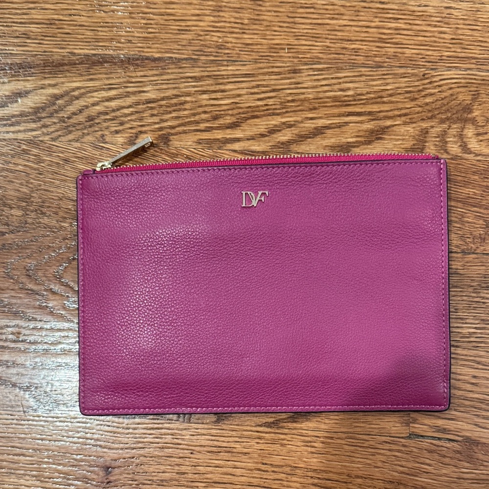 Diane Von Furstenberg NWOT Magenta Leather Clutch with Artistic Design - Picture 2 of 4